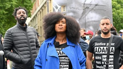 Assa Traoré (au centre), en compagnie du réalisateur Ladj Ly (à gauche), mardi 9 juin 2020 à Paris. (BERTRAND GUAY / AFP)