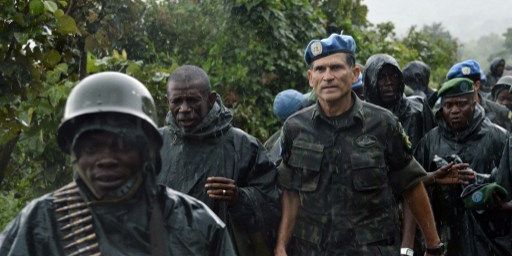 Région de Chanzu, à 80 km au nord de Goma, capitale régionale de la région orientale du Nord-Kivu, le 5 novembre 2013. Au second plan, le commandant de la région, le général congolais Bahuma Ambamba et le général de la Monusco, le Brésilien Carlos Alberto Dos Santos.  (AFP PHOTO / junior D. Kannah)