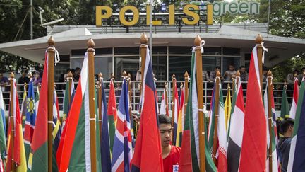 Devant le bâtiment de la police indonésienne à Nusa Dua, les drapeaux des pays qui ont assisté à l'Assemblée générale d'Interpol qui s'est tenue à Bali, du 7 au 10 novembre 2016.  (Donal Husni / NurPhoto)