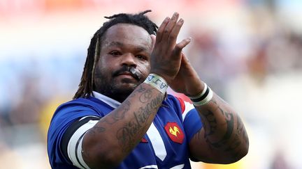 Mathieu Bastareaud salue les supporters français en Italie, le 16 mars 2019. (MATTEO CIAMBELLI / NURPHOTO / AFP)