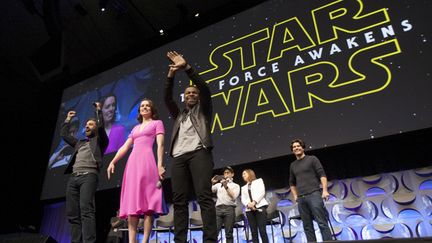 &nbsp; (Les héros du Réveil de la Force, Daisy Ridley, Oscar Isaac et John Boyega, présentés au public lors de la convention d'Anaheim, aux Etats Unis © REUTERS | David McNew)