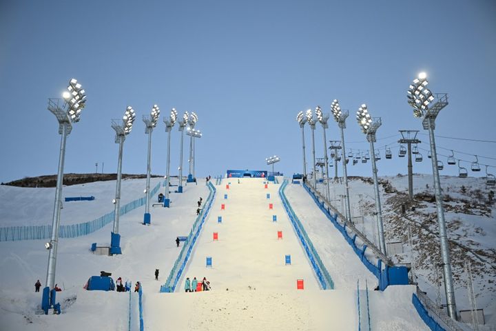 La piste de ski de bosses au Gentin Snow Park de Zhangjiakou. (BEN STANSALL / AFP)