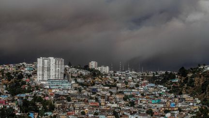 Une station balnéaire piégée par les flammes. Dans la ville de Vina del Mar, dans le centre du Chili, les incendies entraînent d'épais nuages de fumée, le 2 février 2024. (SOPA IMAGES / SIPA)