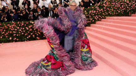 Le journaliste de mode Hamish Bowles, rédacteur en chef européen du magazine Vogue, s'est imposé sur les marches du Met avec cette tenue&nbsp;particulièrement originale signée&nbsp;Maison Margiela Artisanal et créé par John Galliano.&nbsp; (ANDREW KELLY / REUTERS)