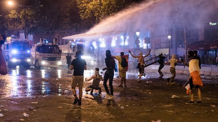 Des échauffourées ont éclaté à Paris, dimanche 15 juillet 2018, en marge des célébrations du sacre des Bleus en finale de la Coupe du monde de football. (SAMUEL BOIVIN / CROWDSPARK / AFP)