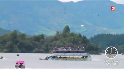 Le naufrage d'un bateau sur un lac en Colombie (France 2)