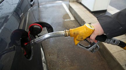 &nbsp; (Le litre de diesel a perdu 21 centimes en moyenne sur un an © Maxppp)