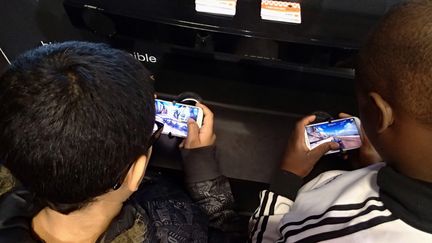 &nbsp; (Au salon "Paris Games Week", les visiteurs testent les dernières nouveautés des jeux sur smartphone © MaxPPP)