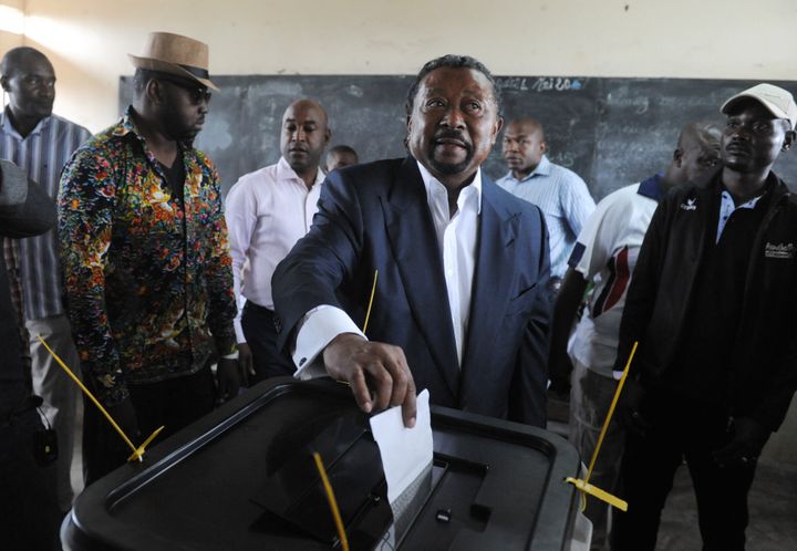 Le candidat à l'élection présidentielle gabonaise Jean Ping vote à Libreville, le 27 août 2016. (STEVE JORDAN / AFP)