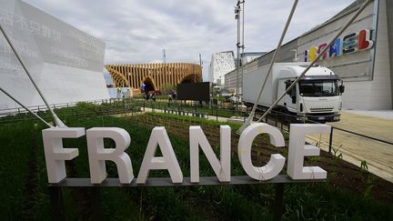 Toujours le pavillon fran&ccedil;ais, vu de l'entr&eacute;e. (OLIVIER MORIN / AFP)