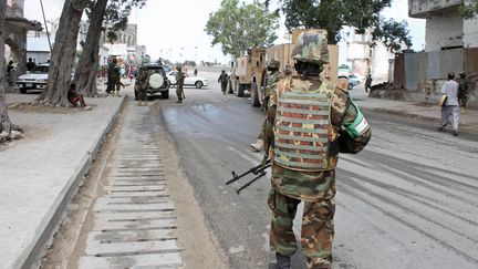 Un soldat de&nbsp;la force de l'Union africaine en Somalie, l'Amisom, dans une rue de Mogadiscio, le 31 ao&ucirc;t 2014. (ABDIFITAH HASHI NOR / AFP)