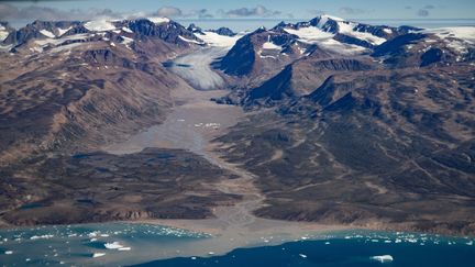 Ce glacier autour de "Constable Point" a fondu de manière significative en raison des températures chaudes le long du fjord Scoresby Sound, dans l'est du Groenland, le 11 août 2023. (OLIVIER MORIN / AFP)