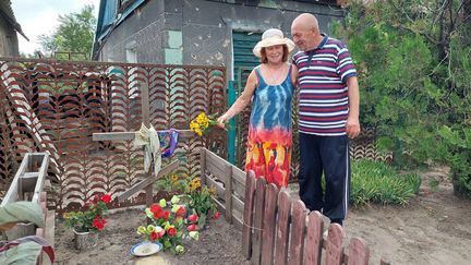 Lubov et Viktor devant la tombe de la mère de Lubov. Ils n'ont pas pu l'enterrer au cimetière, les Russes l'ont miné. (ISABELLE LABEYRIE / RADIOFRANCE)