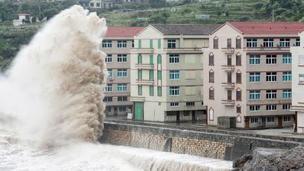 &nbsp; (Avant même l'arrivée du typhon, des vagues plus hautes que des immeubles à Wenling © REUTERS)