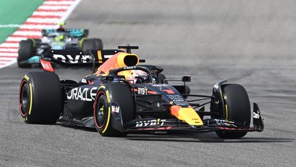 Max Verstappen (Red Bull) devant Lewis Hamilton (Mercedes) lors du Grand Prix des Etats-Unis, à Austin, le 23 octobre 2022 (JIM WATSON / AFP)