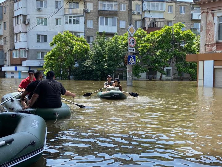 Un débarquadère improvisé pour les Zodiac des sauveteurs à Kherson inondé, le 8 juin 2023. D'habitude, le Dniepr coule 500 mètres plus loin. (YACHAR FAZYLOV / RADIO FRANCE)