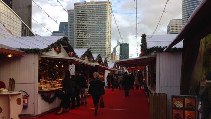 Les allées presque vides du marché de Noël de la Défense, le 21 décembre 2015.&nbsp; (CAMILLE ADAOUST / FRANCETV INFO)