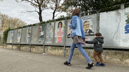 Des panneaux électoraux installés dans le quartier de la Paillade, à Montpellier (Hérault), le 12 avril 2022. (RAPHAEL GODET / FRANCEINFO)