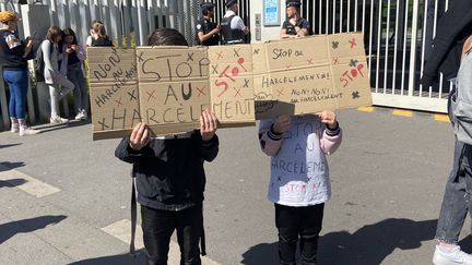 Une cinquantaine de personnes se sont réunies mercredi 31 mai, devant le collège Marie Curie, à Tourcoing (Nord) pour soutenir une élève lynchée à la sortie de l'établissement. (STEPHANE BARBEREAU / FRANCE BLEU NORD)