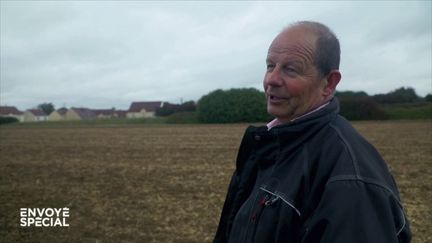 Pour cet agriculteur, "les gens de la ville veulent être à la campagne sans avoir les inconvénients de la campagne" (ENVOYÉ SPÉCIAL  / FRANCE 2)