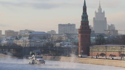 A cruise ship passes the Kremlin in downtown Moscow on January 3, 2024. (VERA SAVINA / AFP)