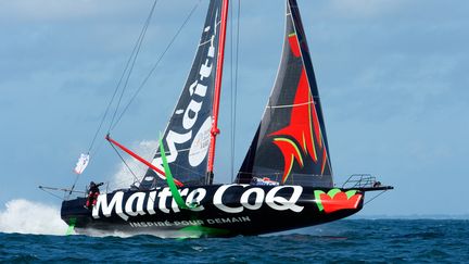 L'Imoca Maitre CoQ V de Yannick Bestaven et Julien Pulvé lors du défi Azimut, le 24 septembre 2023 au large de Lorient. (FRANCOIS VAN MALLEGHEM / DPPI VIA AFP)