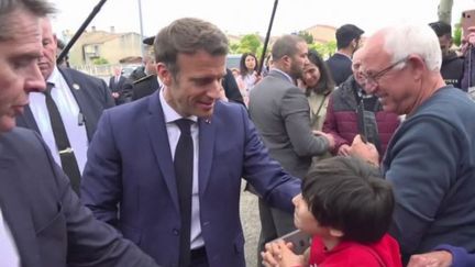 Le président de la République Emmanuel Macron est en déplacement dans les Hautes-Pyrénées, vendredi 29 avril.  (CAPTURE ECRAN FRANCE 2)