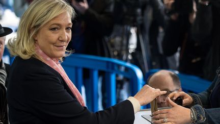 La pr&eacute;sidente du Front national, Marine Le Pen, vote &agrave; H&eacute;nin-Beaumont (Nord-Pas-de-Calais), le 22 mars 2015, au premier tour des &eacute;lections d&eacute;partementales.&nbsp; (DENIS CHARLET / AFP)