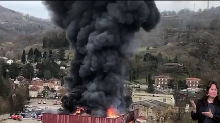 Un entrepôt de stockage s'enflamme depuis le samedi 17 février au soir et voit 900 tonnes de batteries au lithium brûler à Viviez (Aveyron). Les premières analyses effectuées écartent toute pollution chimique. (franceinfo)