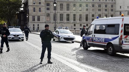 Des policiers près de la préfecture de police de Paris, où un agent administratif a tué quatre de ses collègues,&nbsp;le 3 octobre 2019.&nbsp; (BERTRAND GUAY / AFP)