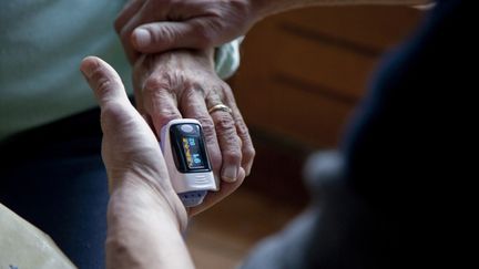 Un infirmier s'occupe d'une personne âgée à son domicile, le 22 novembre 2021 à Briançon. (THIBAUT DURAND / HANS LUCAS / AFP)