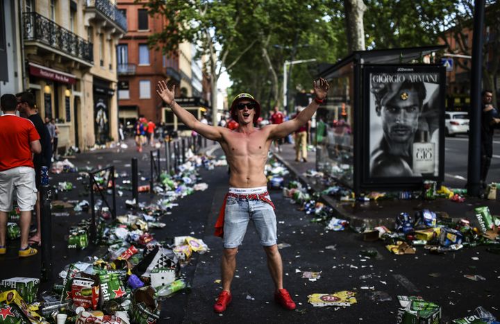 Un supporter devant les "restes" laissés par les fans gallois à Toulouse, après une nuit de fête, le 20 juin 2016. (BULENT KILIC / AFP)