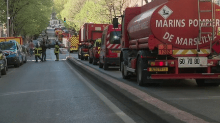 Les recherches se poursuivent, lundi 10 avril rue de Tivoli à Marseille, pour tenter de retrouver d’éventuels survivants. Quatre personnes sont toujours portées disparues. Plus d’informations avec l’amiral Lionel Mathieu, qui coordonne l’action des marins-pompiers de Marseille sur cette opération. (FRANCE 2)