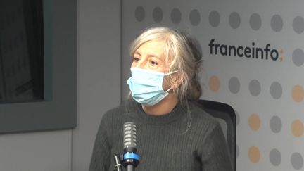 Hélène Angel, réalisatrice du film "Qu'est-ce qu'elle a ma famille ?", dans le studio de franceinfo le 9 février 2022. (FRANCEINFO / RADIOFRANCE)