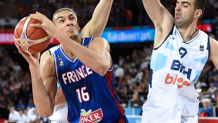 Le basketteur fran&ccedil;ais Rudy Gobert lors du match France-Bosnie de l'Eurobasket, &agrave; Montpellier, le 6 septembre 2015. (PASCAL GUYOT / AFP)