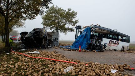 Les lieux de l'accident entre un car scolaire et un camion de betteraves, le 14 novembre 2016 à Bavincourt (Pas-de-Calais). (MAXPPP)