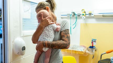 Un enfant hospitalisé aux urgences pédiatriques de Bry-sur-Marne (Val-de-Marne), le 7 juin 2023. (ALINE MORCILLO / AFP)