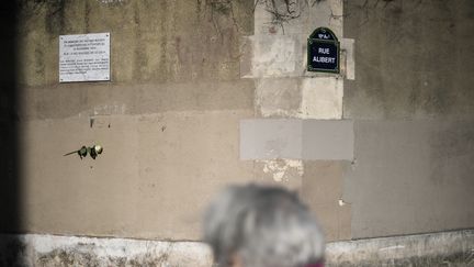 Une plaque commémorative en hommage des victimes des attentants du 13-Novembre 2015 a été inaugurée à Paris, le 13 novembre 2017. (STEPHANE DE SAKUTIN / AFP)