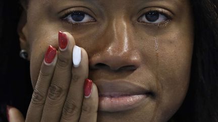 Elle pleure, mais elle est heureuse. Simone Manuel vient de décrocher la médaille d'or sur le&nbsp;100 m nage libre dans le bassin de Rio, le 12 août 2016. (MICHAEL SOHN / AP / SIPA)