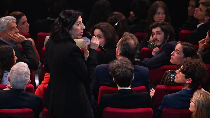 La ministre de la Culture, Rima Abdul Malak, prend la parole à la cérémonie des Molières, à Paris, le 25 avril 2023. (EMMANUEL DUNAND / AFP)