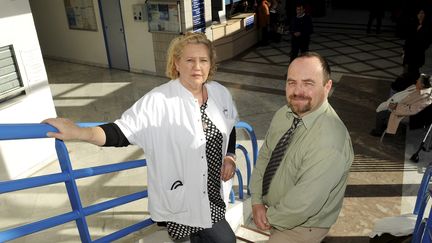 Les chercheurs Isabelle Ravaux et Erwann Loret, en janvier 2013 à l'hôpital de la Conception, à Marseille. (MAXPPP)