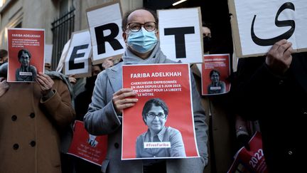 Des collègues de Fariba Adelkhah affichent leur soutien à la chercheuse lors d'une manifestation à Paris, le 13 janvier 2022. (THOMAS COEX / AFP)