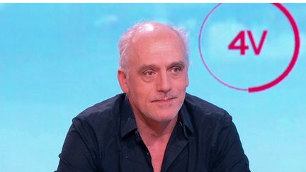 Philippe Poutou, candidat du Nouveau parti anticapitaliste (NPA), était l'invité des "4 Vérités" sur France 2, mercredi 6 avril. (CAPTURE ECRAN FRANCE 2)