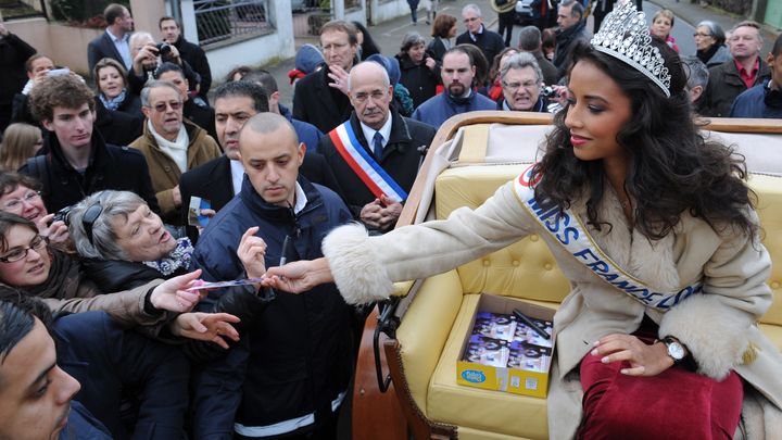 Flora Coquerel, Miss France 2014, signe des autographes à Morancez (Eure-et-Loir), le 18 décembre 2013. (JEAN-FRANCOIS MONIER / AFP)