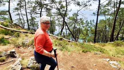 Evelyne, une randonneuse du coin, vient depuis Concarneau pour marcher sur le GR 34, sur les hauteurs de plage de l'île Vierge. (BENJAMIN ILLY / RADIO FRANCE)