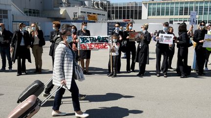 Des membres du personnel d'Air France en grève devant l'aéroport de Marseille (Bouches-du-Rhône), le 28 mars 2021.&nbsp; (NICOLAS TUCAT / AFP)