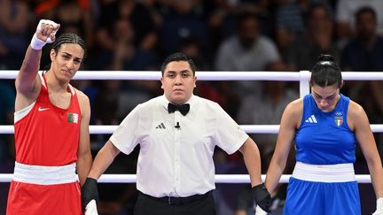 Imane Khelif d'Algérie (en rouge) lors du comabt préliminaire féminin de 66 kg contre Angela Carini d'Italie (en bleu) lors de la sixième journée des Jeux Olympiques de Paris 2024, à l'Arena Nord de Paris, le 1er août 2024 à Paris. (FABIO BOZZANI / ANADOLU)