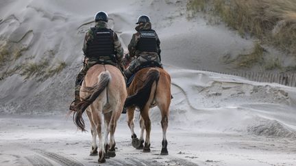 The mounted brigade intercepted a group of migrants in the woods of a private estate, near Saint-Quentin-en-Tourmont, in the Somme. (Illustration image). (CRUZ / MAXPPP)