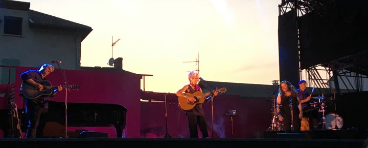 Dirk Powell, Joan Baez, Grace Stumberg, et Gabriel Harris, à Vienne le 21 juillet 2019 (Jean-François Convert)