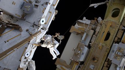 24 mars 2017, l'astronaute français Thomas Pesquet durant son second "spacewalk" en dehors de l'ISS. Thomas Pesquet s'apprête à repartir pour 6 mois sur l'ISS, départ prévu le 22 avril 2021.&nbsp; (HANDOUT / EUROPEAN SPACE AGENCY / AFP)